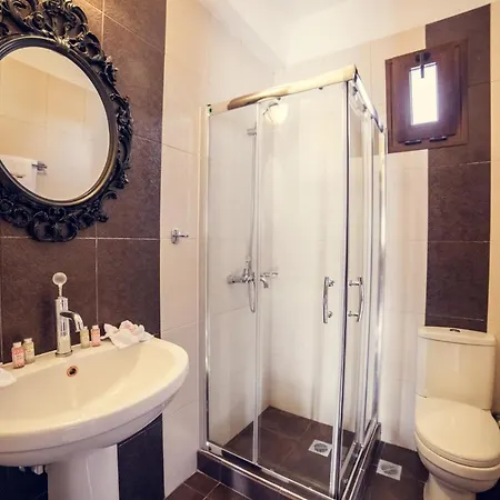 فندق Paroraia Ángistron