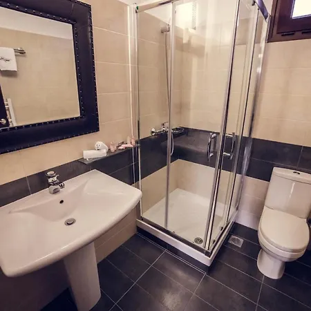 Paroraia فندق Ángistron